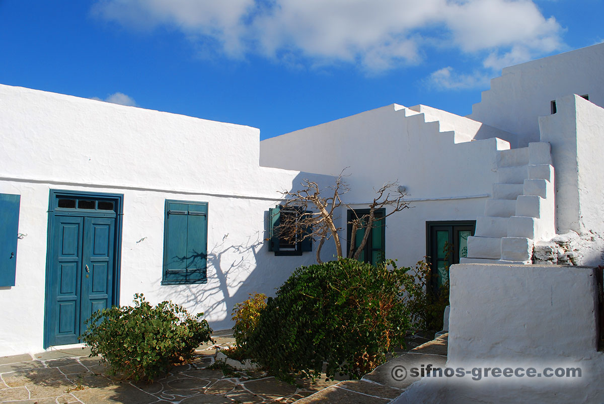 Ein Hof mit Kapern auf Apollonia