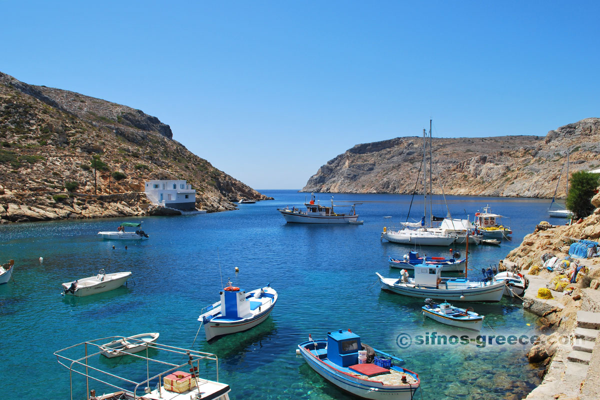 Traditionelle Boote und Segelboot im Golf von Hersonissos