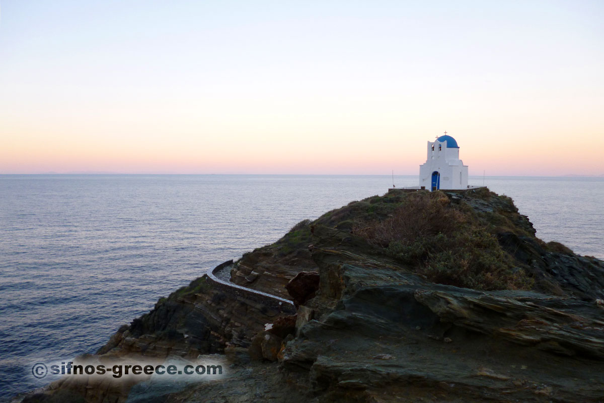 Die kleine Kirche von Efta Martyres bei Sonnenuntergang