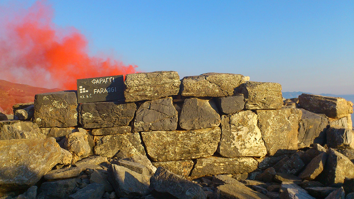 Der alte Turm Faragi bei Sifnos. Turm-Kommunikation
