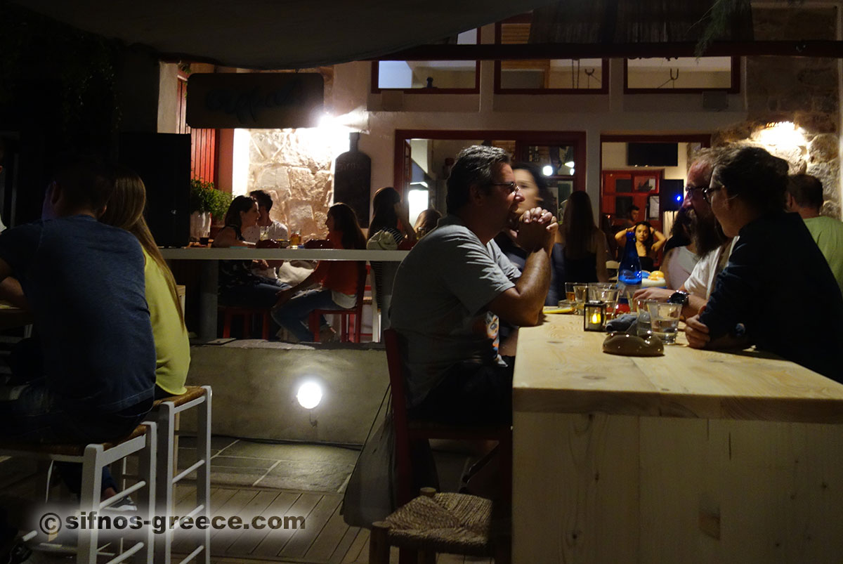 Mit einem Drink in Kamares